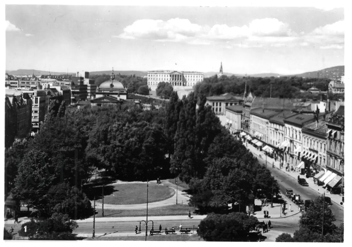 Souvenirhefte inneholdene 12 fotografier fra kjente plasser i Oslo.