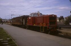 Narvik stasjon med diesellokomotiv Di 2 822 og personvogn B3