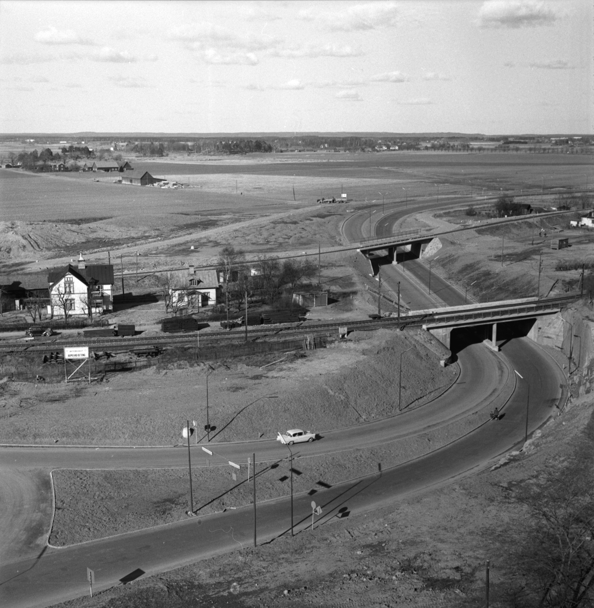 Hösten 1959 stod den nya infarten från norr klar i Linköping. Vägpartiet under de bägge järnvägsspåren i Kallerstad var endast en del av en större trafiksatsning att leda den allt intensivare fordonstrafiken norr om staden. Tullbrons tillkomst och Industrigatans breddning var andra delar som i sammanhanget realiserades. De bägge husen till vänster i bild, på den så kallade Landshövdingejorden, uppfördes upplysningsvis under det sena 1800-talet av den från Horn bördige snickaren Elof Andersson.