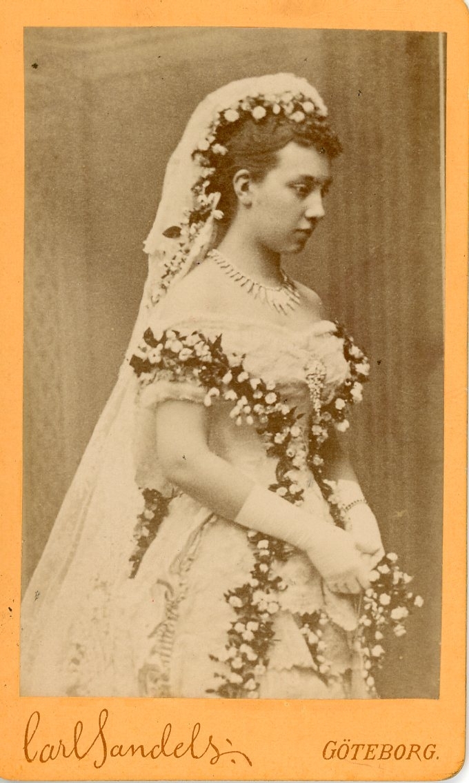 Kabinettsfotografi av en ung kvinna i brudklänning?