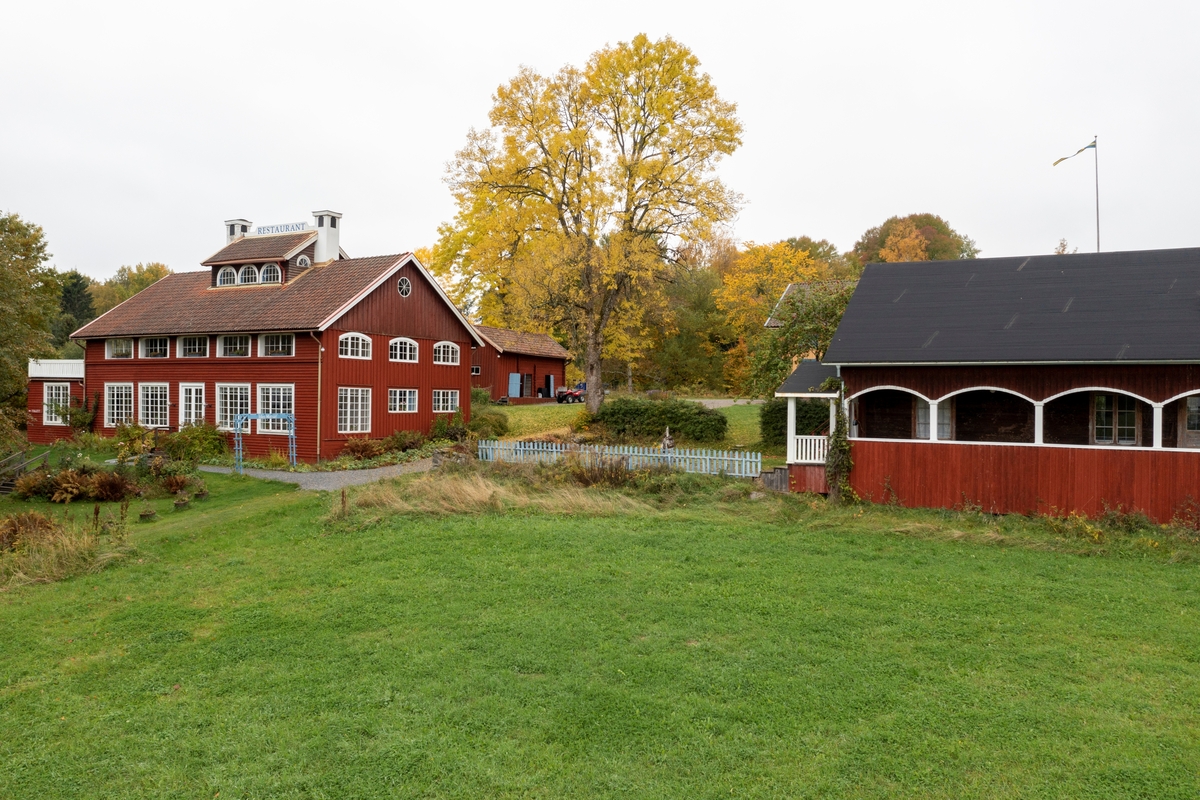 Fotografierna visar Sillegårdens byggnader, i detalj och helhet, och ...