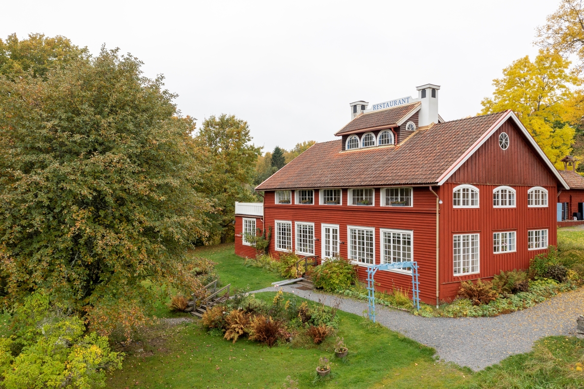 Fotografierna visar Sillegårdens byggnader, i detalj och helhet, och gårdsbilden.