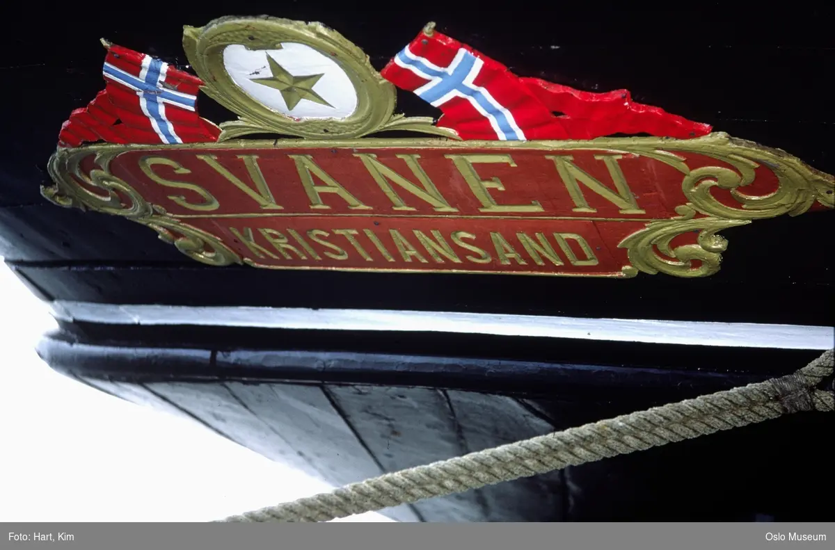 Norsk Sjøfartsmuseums skonnert Svanen, akterspeil, navneplate