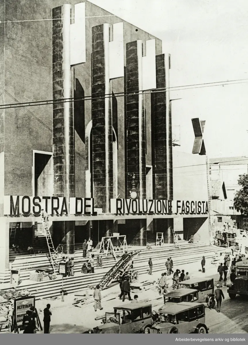 Palazzo delle esposizioni i Roma, hvor markeringen av ti-års jubiléet for den fascistiske revolusjon (Mostra Della Rivoluzione Fascista) fant sted i årene 1932 til 1934. Bildet er tatt før åpningen i 1932. Arbeidermagasinet/Magasinet for Alle