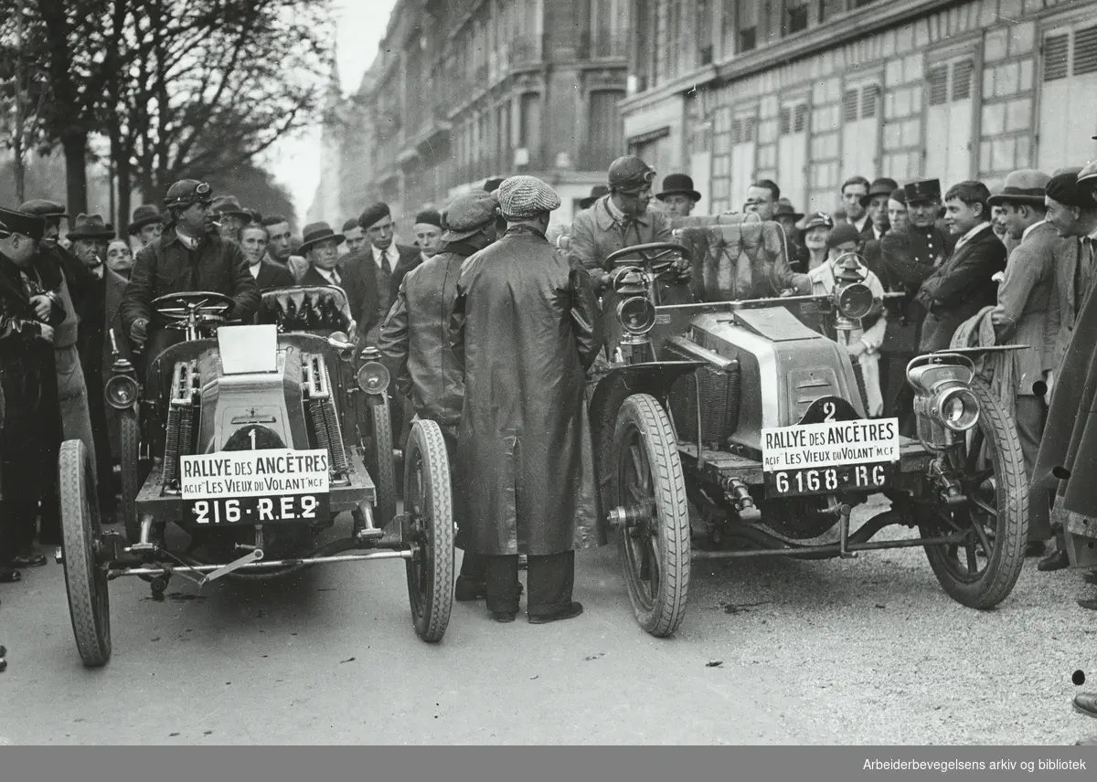Veteranbilløp i Paris' gater under den internasjonale bilutstillingen (Mondial de l'Automobile - Salon de l'Automobile) i Grand Palais oktober 1932. Arbeidermagasinet/Magasinet for Alle