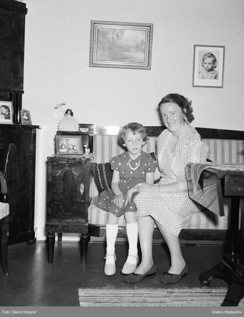 Mamma med dotter, 1955 - Örebro Stadsarkiv / DigitaltMuseum