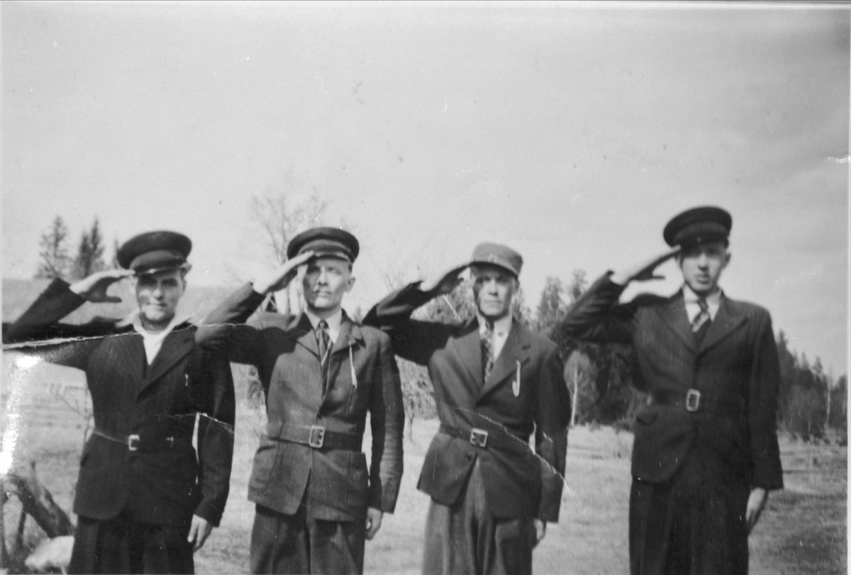 Gruppebilde av fire menn i Sverige, tatt etter at de hadde rømt fra Norge under krigen.