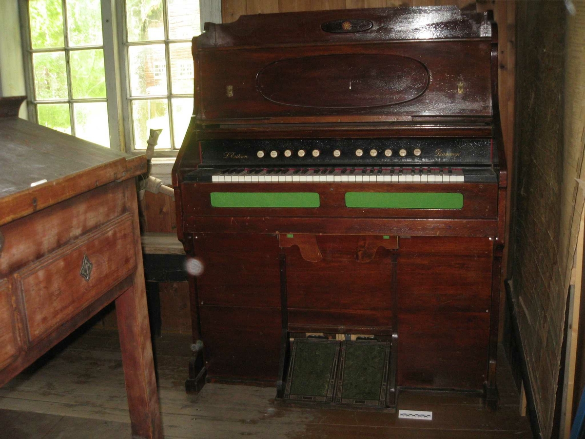 Orgel med ni stemmer, har også diskantkopler og basskopler. Det har hatt to lysarmaturer av messing, men disse er fjernet. Tråpedaler til belg.