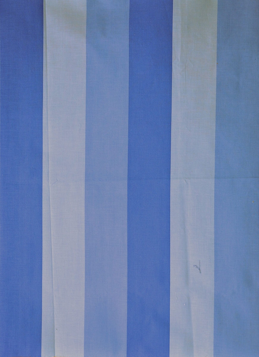 Bomullstyg, 1960-talet.
Beklädnadstyg på 90 cm bredd, randigt mönster i olika blå nyanser.
Otvinnat garn.
Krafig appretur.