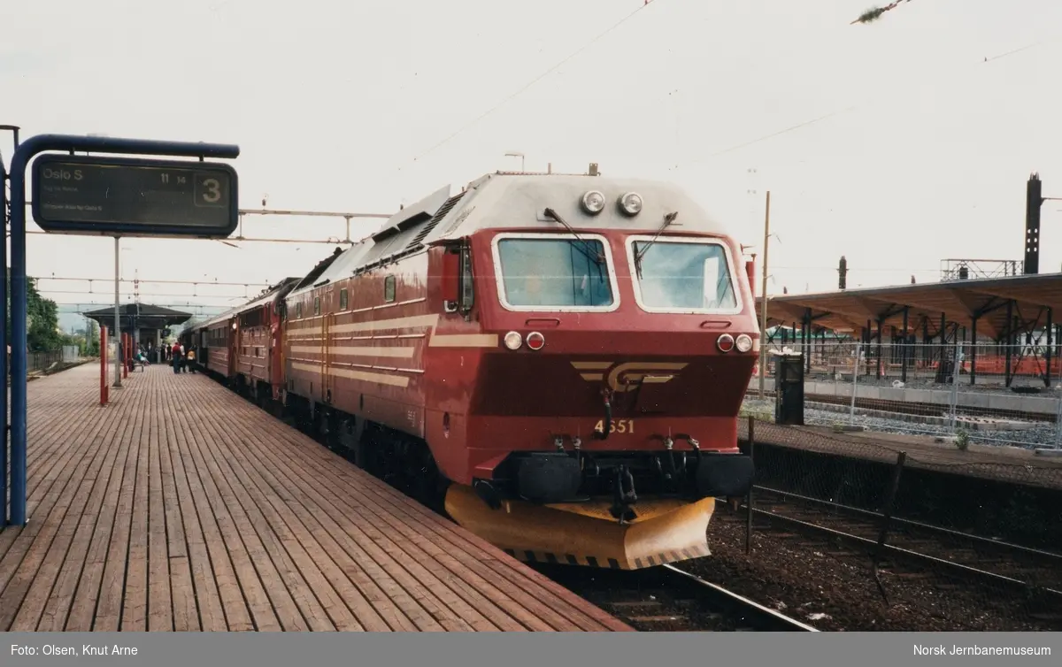 Diesellokomotiv Di 4 651 og Di 3 med persontog fra Røros til Oslo S på Lillestrøm lstasjon