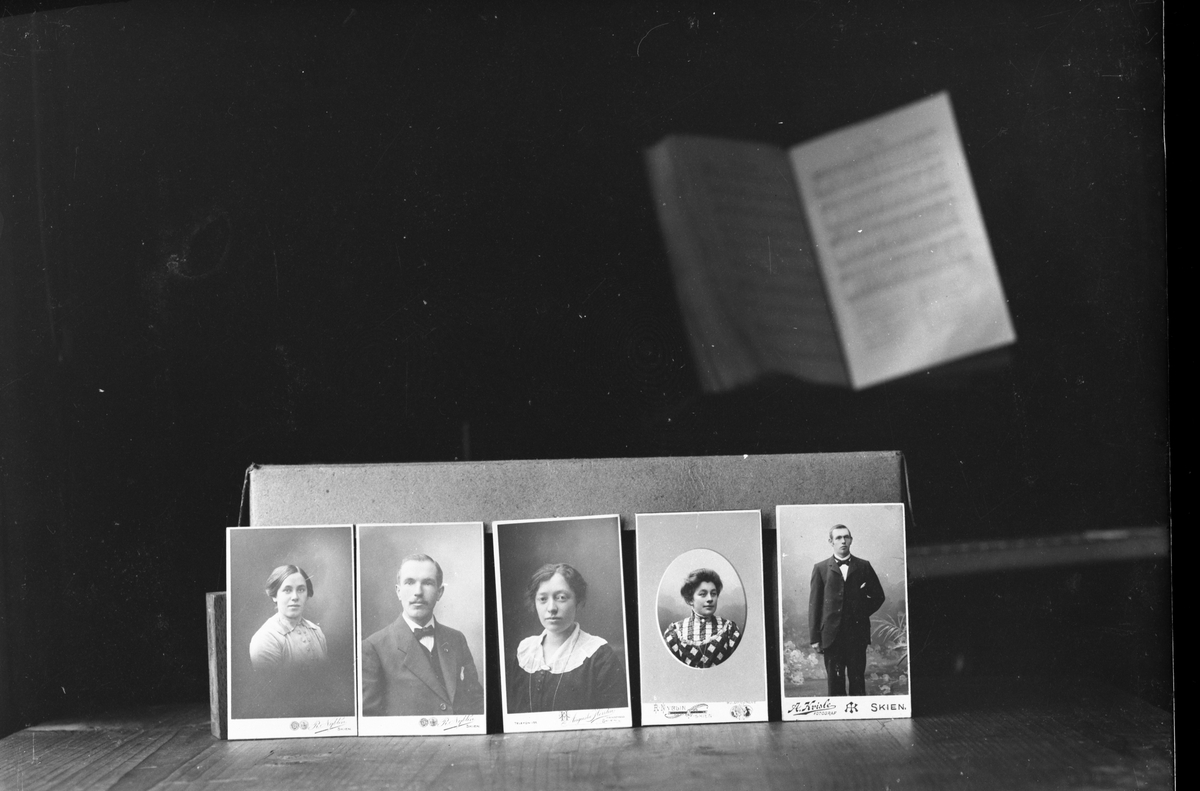 Portrett av fem portrettfotografier og salmebok. Nr. 2 fra venstre er portrett av Ole Romsdalen

Fotosamling etter fotograf og skogsarbeider Ole Romsdalen (f. 23.02.1893).