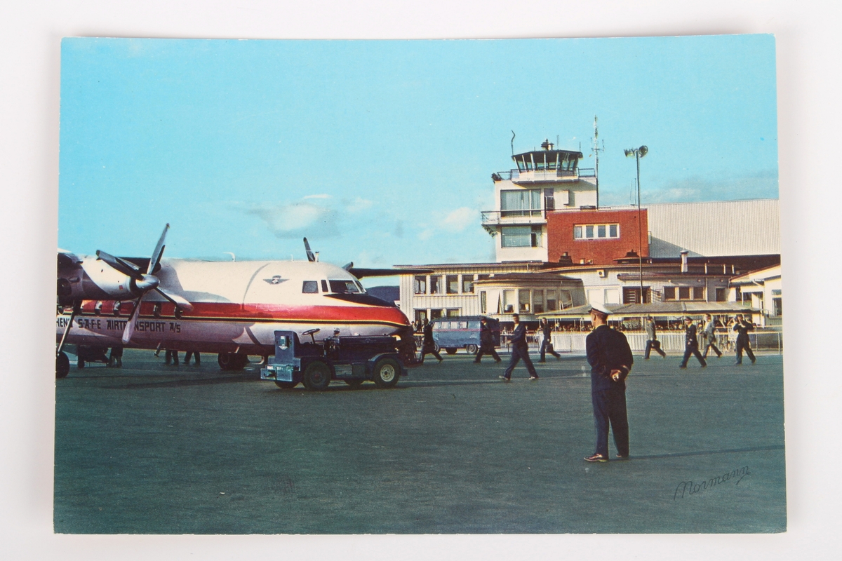 Postkort fra Braathens. Motivet viser et fly ved en flyplass, og mennesker i blå uniform.