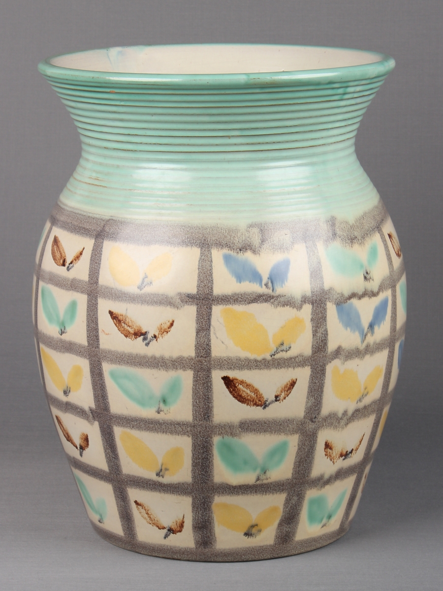 Stor kremhvit vase med håndmalt dekor.
