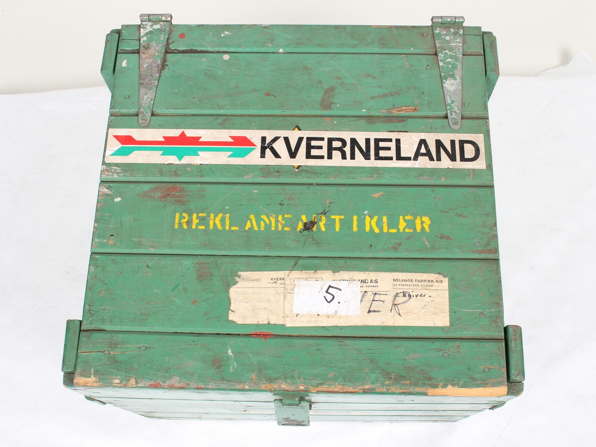Grønnmalt trekasse med klistremerke som viser logoen til Kvernelands Fabrikk.
