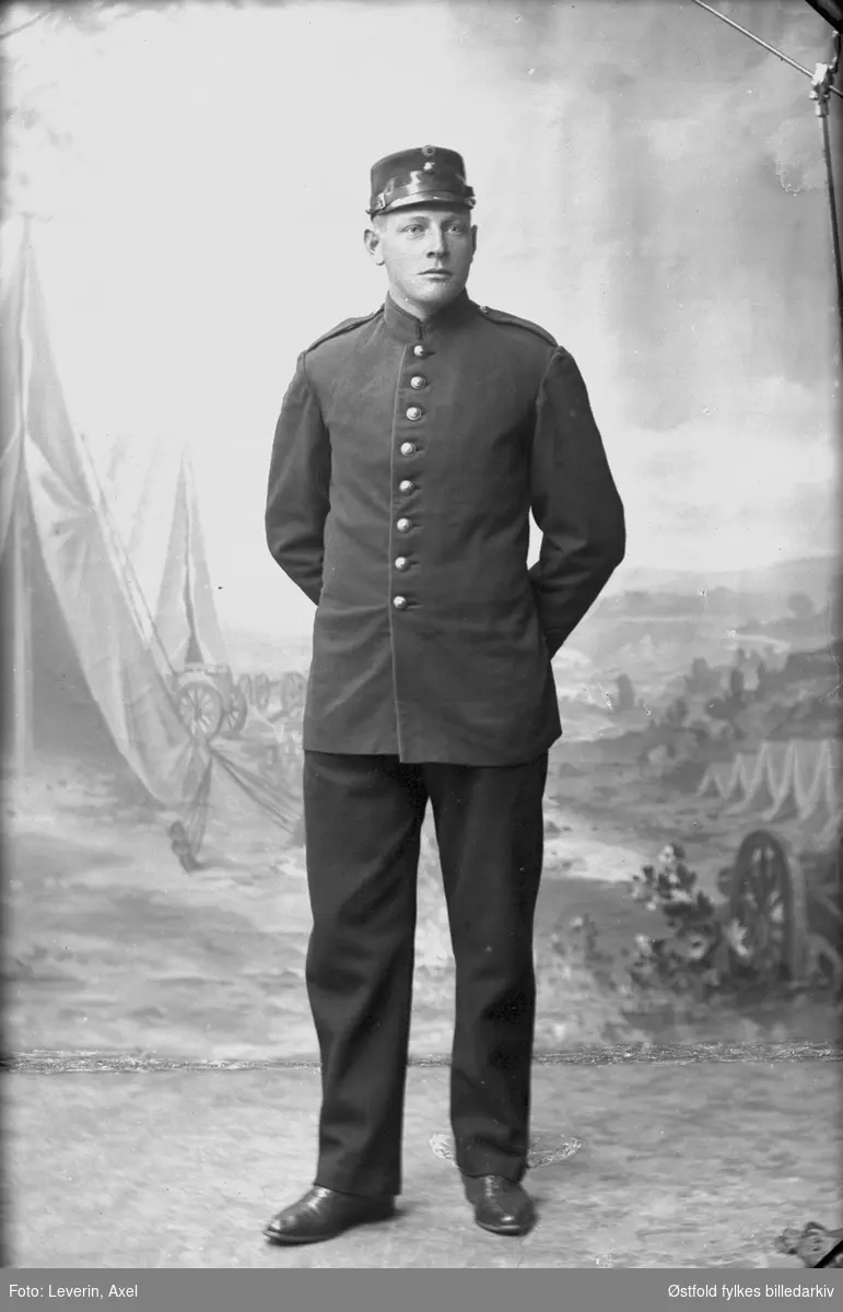 Portrett av ukjent  soldat i uniform. 
