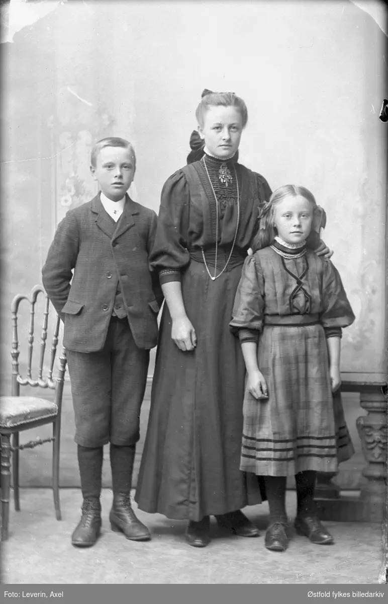 Portrett av ukjent søskenflokk eller ung mor med to barn.