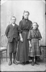 Portrett av ukjent søskenflokk eller ung mor med to barn.