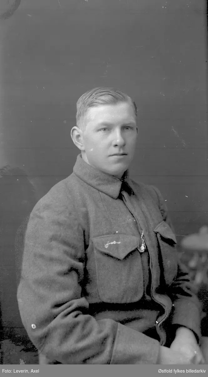 Portrett av ukjent soldat i uniform.