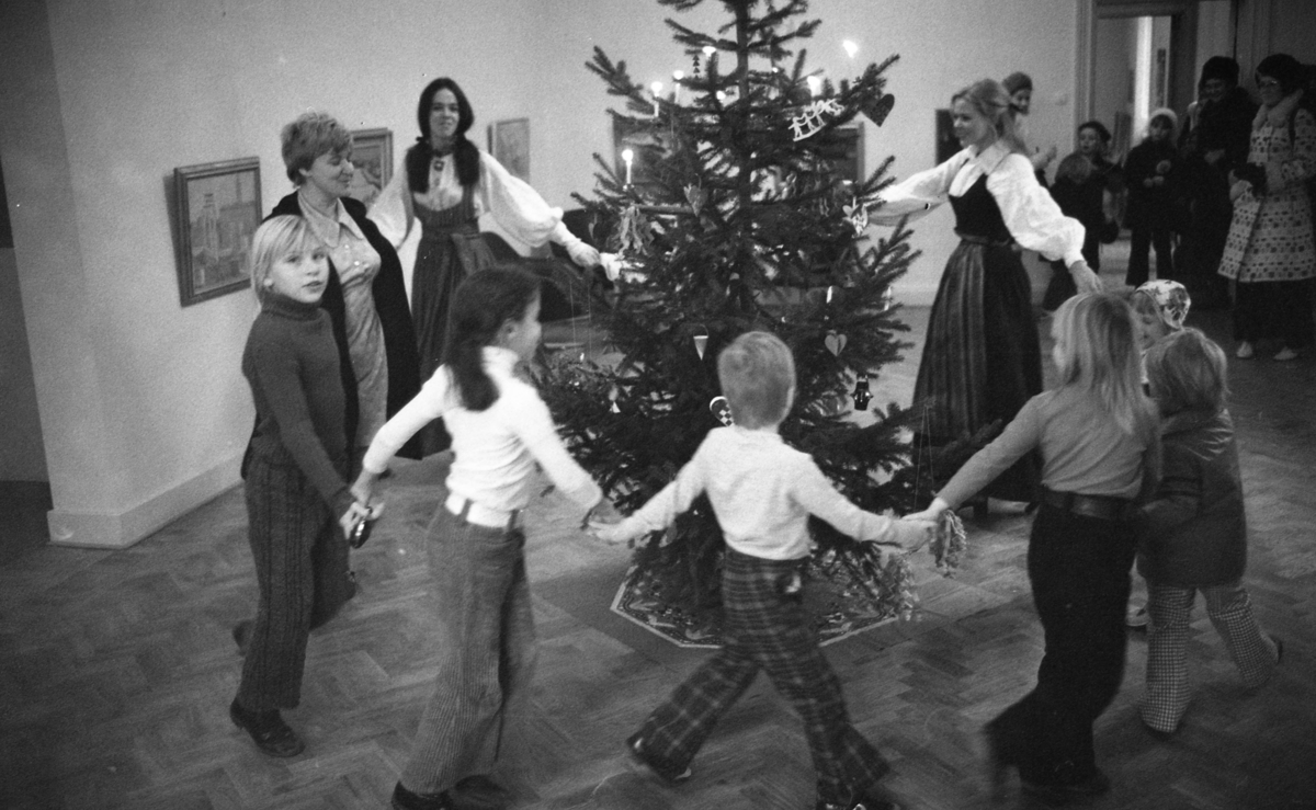 Landskrona museums första julstök 17 december 1972 i samarbete med Rönneberga härads hembygdsförening.
Dans kring granen.