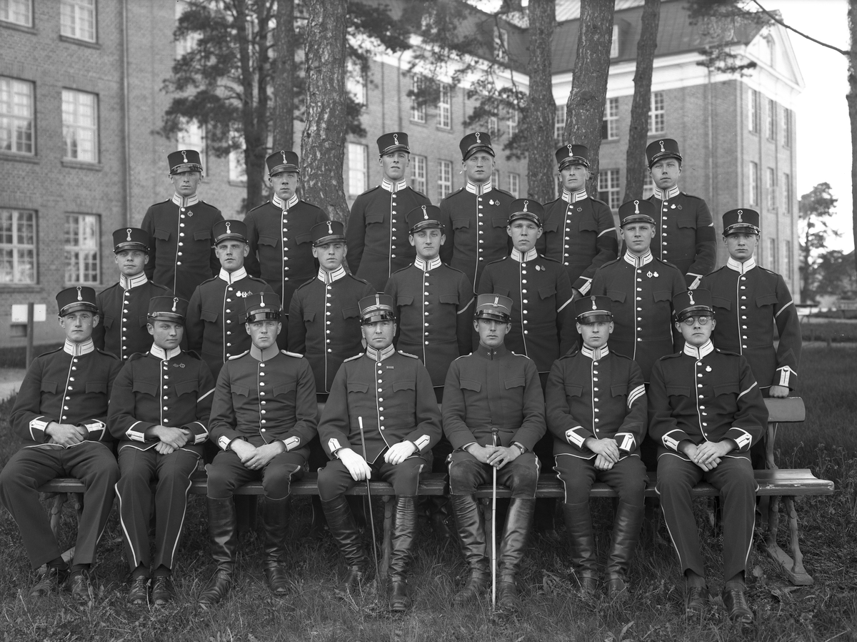 Militärer vid trängkåren i Linköping samlade för fotografering. Bilden är odaterad men söker sig till tiden omkring 1920-talets mitt då avvecklingen av Östgöta trängkår (T 6) påbörjats för att ge plats för Svea trängkår (T 1).