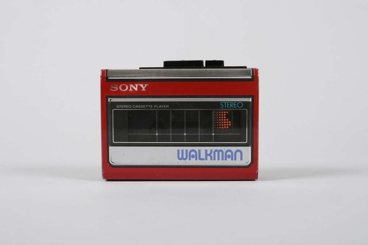 Kassettspilleren har en rektangulær form og er dekket av rød, svart og sølv plastikk. Teksten "Sony" og "Walkman" vises tydelig på forsiden. Mulig å åpne hele den ene siden for å sette inn og skifte kassett.