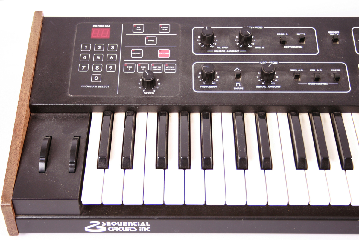 Elektronisk musikkinstrument, synthesizer. Tastatur med klaver nederst mot brukeren. Øverste rekke består av vridbare knapper. På venstre side et panel med tall. Baksiden har inngang til ulike ledninger.

Tilhørende manual.