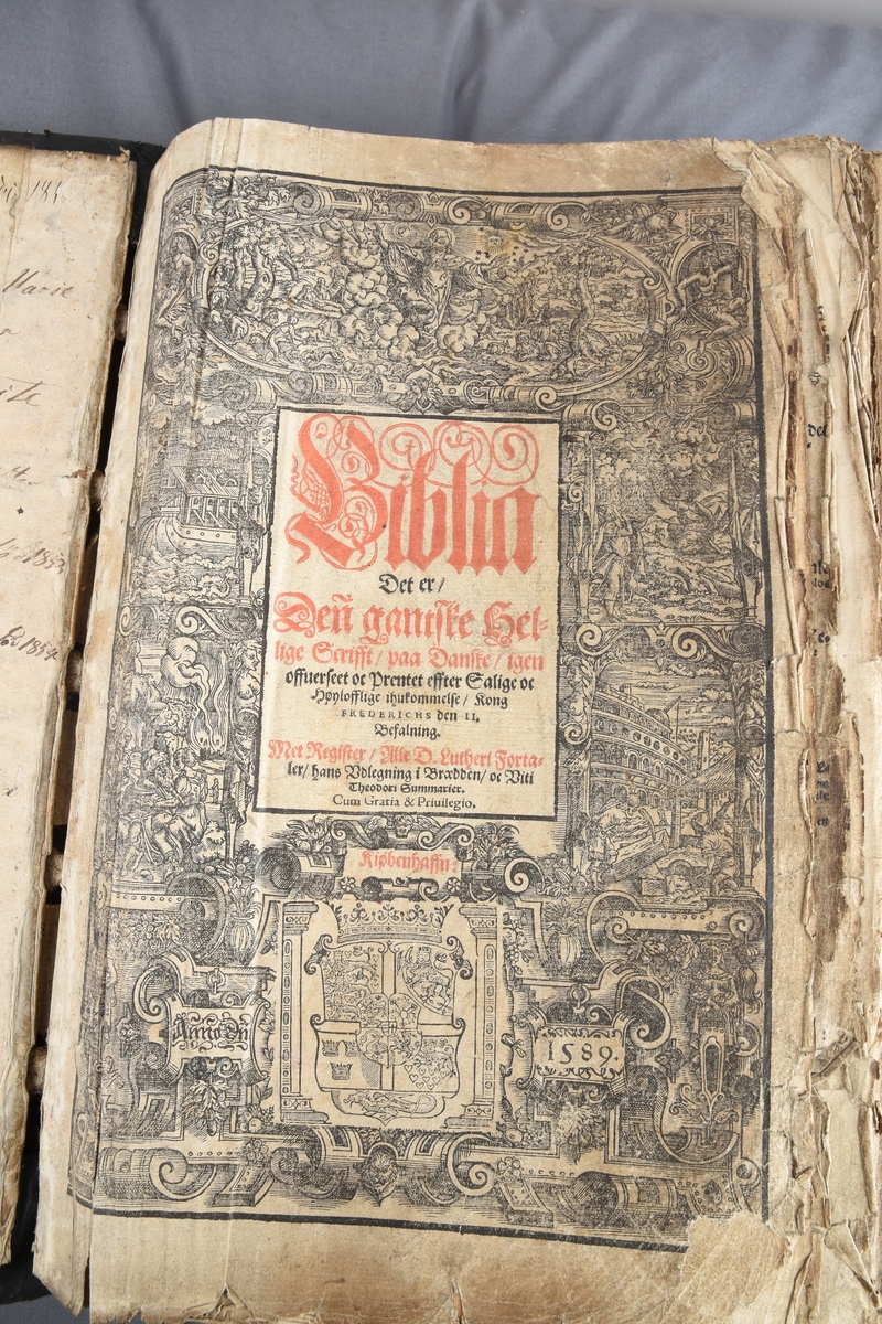 Stor bibel innbundet i skinn med messingbeslag på hjørnene av omslaget. Skinnet er preget med dekor. På ryggen er det 5 tversgående dekorstriper.