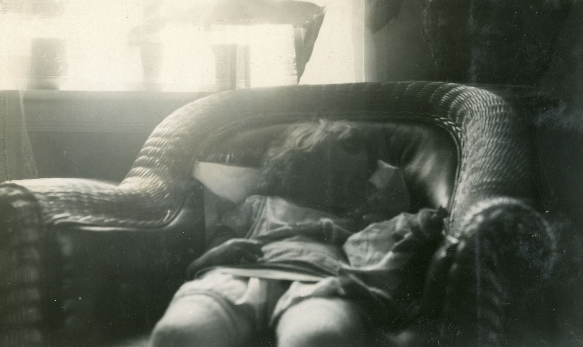 Ulike bilde av Tordis Terjesen som lita jente.  Bilde tatt innandørs sommaren 1927.