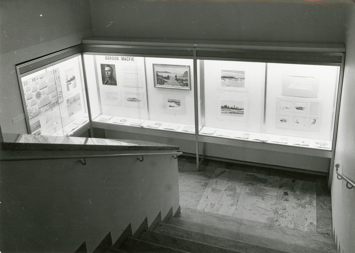 Utställningen "Från hav och kust – Gordon Macfie". Presentation av konstnären och hans verksamhet i trappmonter.