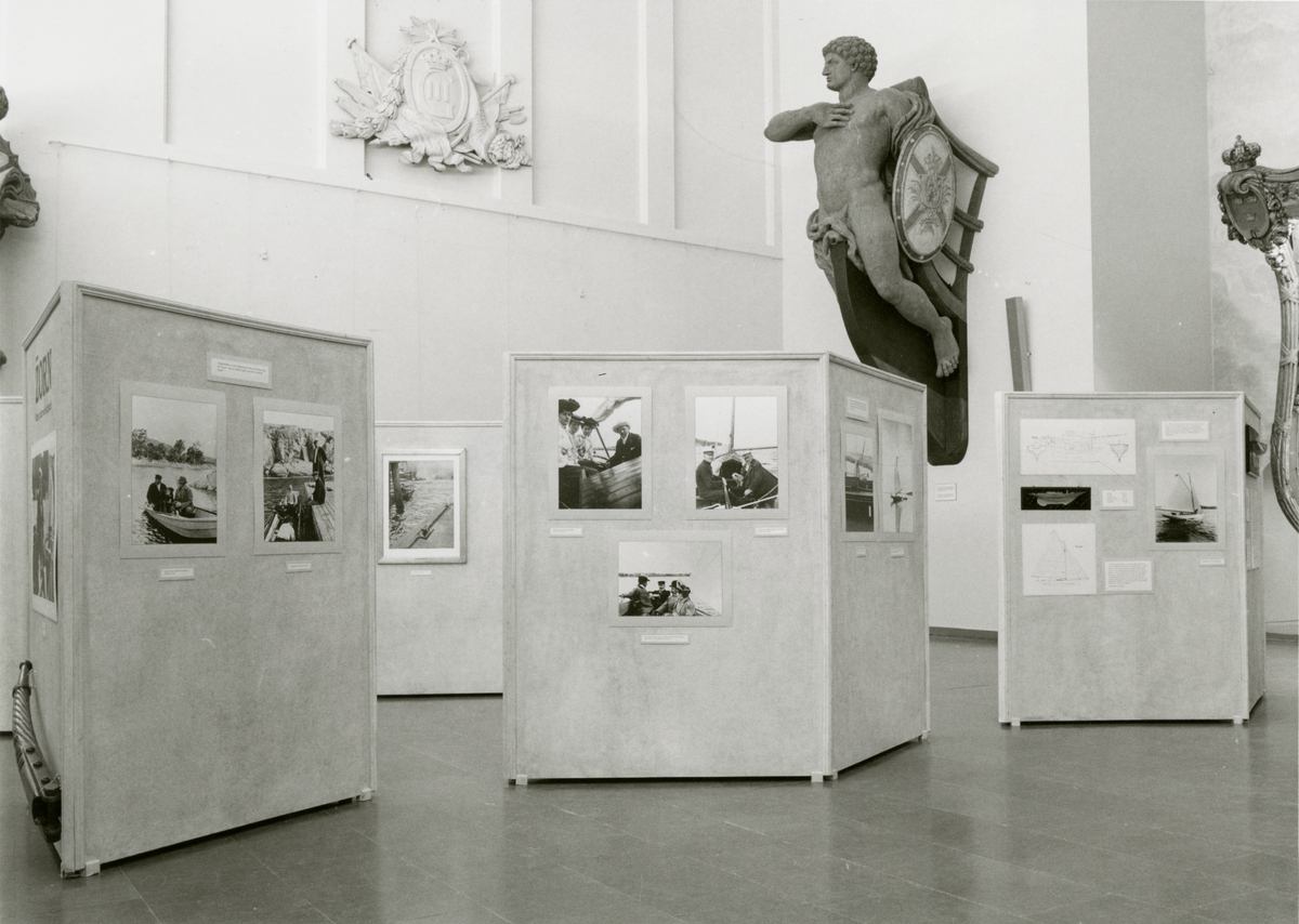 Utställningen "Anders Zorn – vatten, båtar och skärgård". Fotografier föreställande konstnären.
