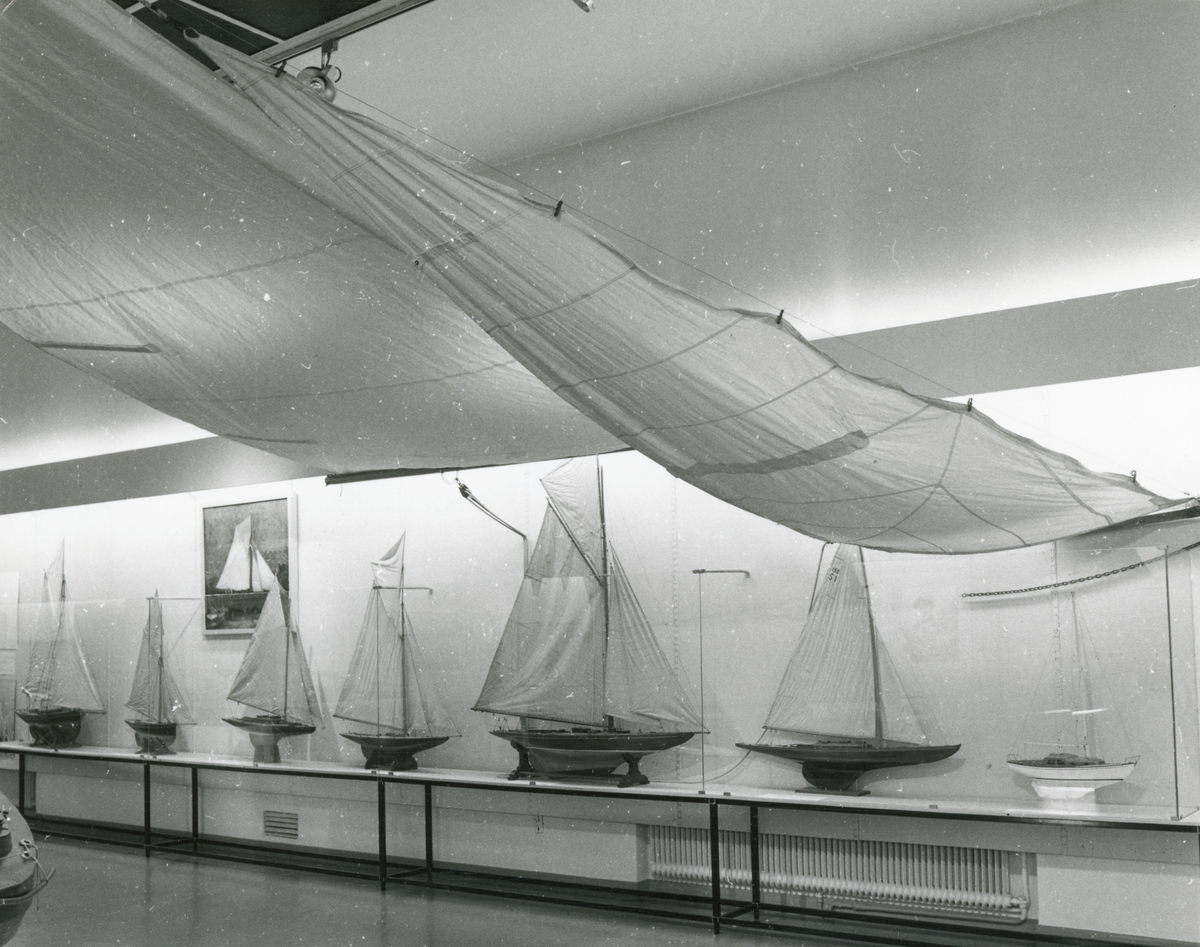 Utställningen "Fritidsbåtar på museum". Montrar med fartygsmodeller av fritidssegebåtar.