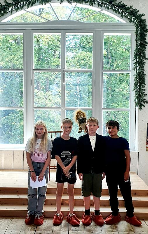 Fire elever fra Eidsvoll Verk skole står oppstilt ved podiet i Rikssalen etter å ha blitt valgt inn i skolens elevråd.