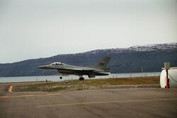 Et F-16 nr. 3688 fra 331 skvadronen som tar av fra Narvik fl