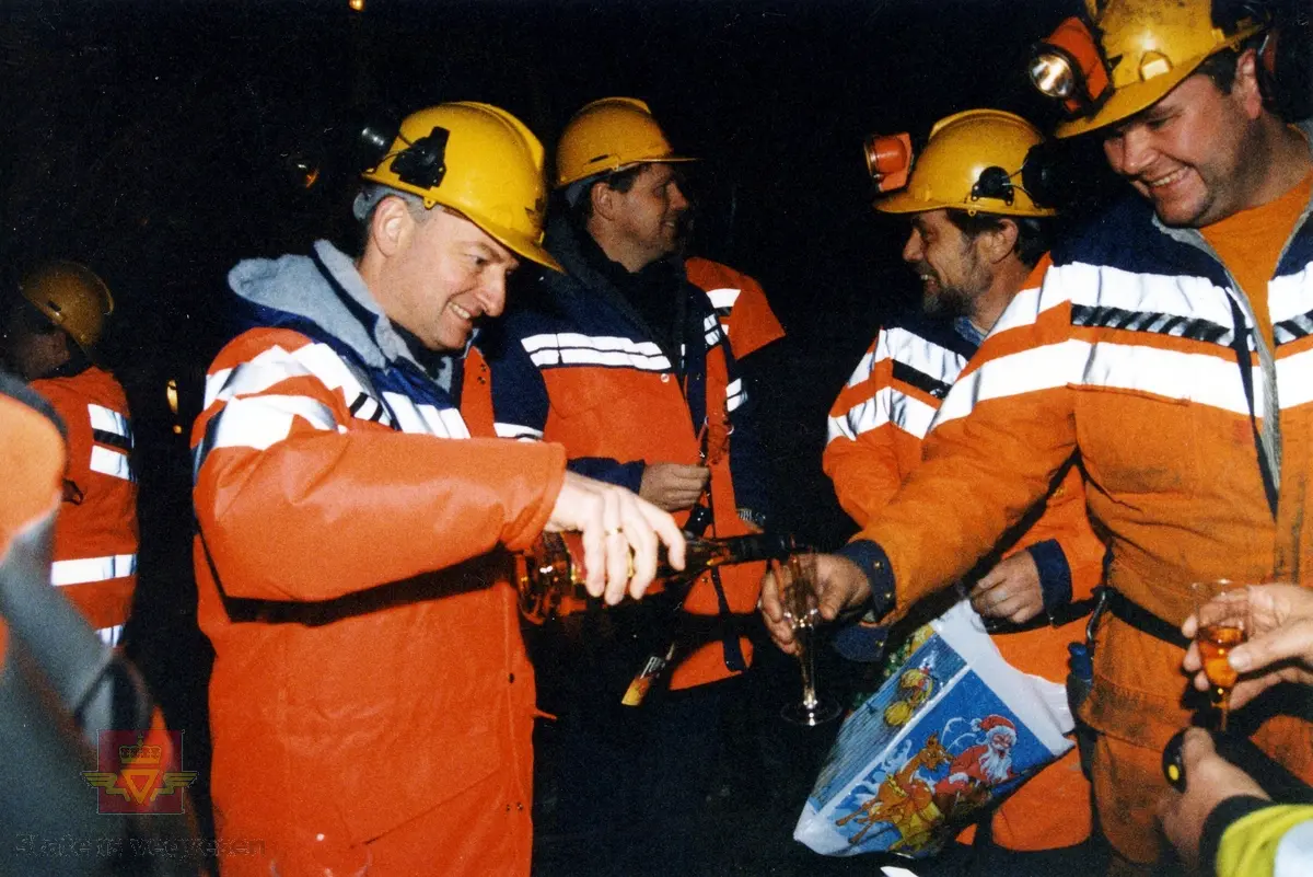 Gjennomslag i Frafjordtunnelen, 05.12.1998. Vegsjef Tor Geir Espedal med flere feirer.