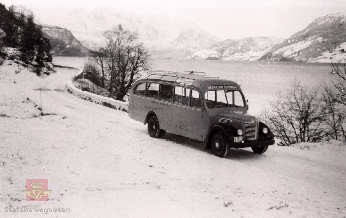 Ein buss frå Firda Billag på vegen mellom Helle og Naustdal omlag år 1950. I bakgrunnen er Førefjorden.

Bussen med kjenneteikn S-1950 er ein 1947-modell Inernational.