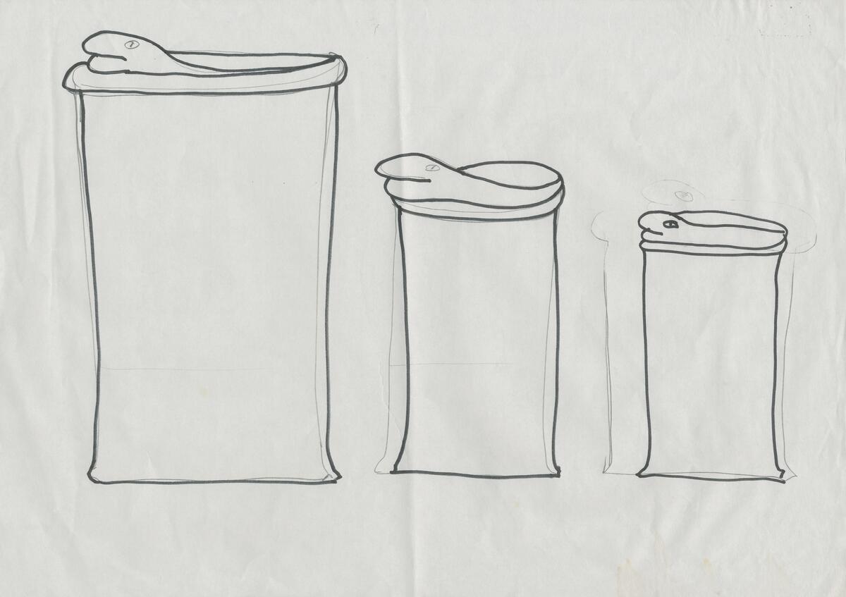 3 skisser till skålar och kannor sedda från sidan som visar på föremålens former. 1 handling med angivelser om färger, dekor, form osv. 1 skiss till tre vaser med djur/kattansikten. 2 dekorskisser till vaser med ormar runt kanterna och en skål med orm runt kanten. 1 skiss till fyrkantiga vaser med ormar som går runt vaserna.