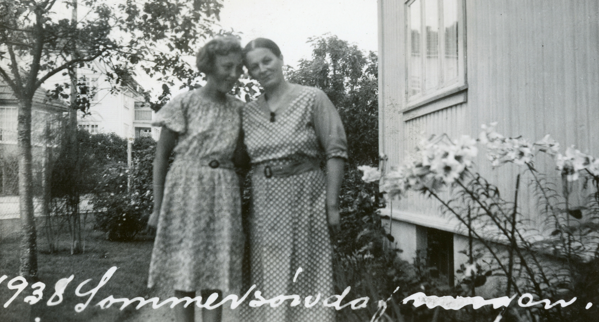 Mor Astrid Margrethe Terjesen og dotter Tordis.  Mange ulike bilde, alle tatt ute.