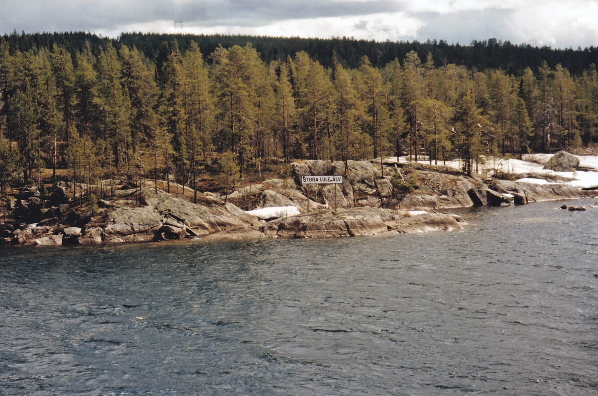 Arméns Underhållsskola, US, på informationsresa längs Inlandsbanan i juni 1996. Passage över Stora Luleälven strax söder om Porjus.