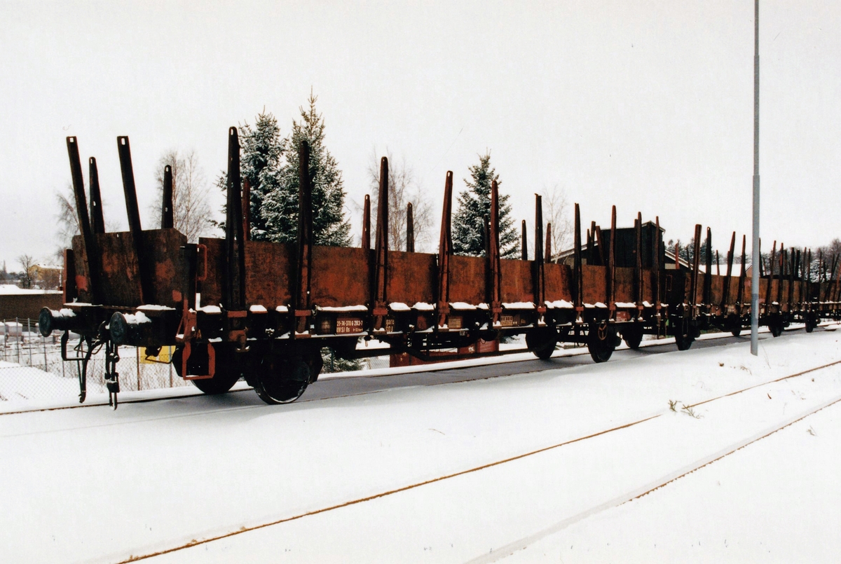 Järnvägsvagnar för lastning av stridsfordon. Flakvagn Os. Flakvagn med fällbara lämmar för transport av gods upp till 26 ton.