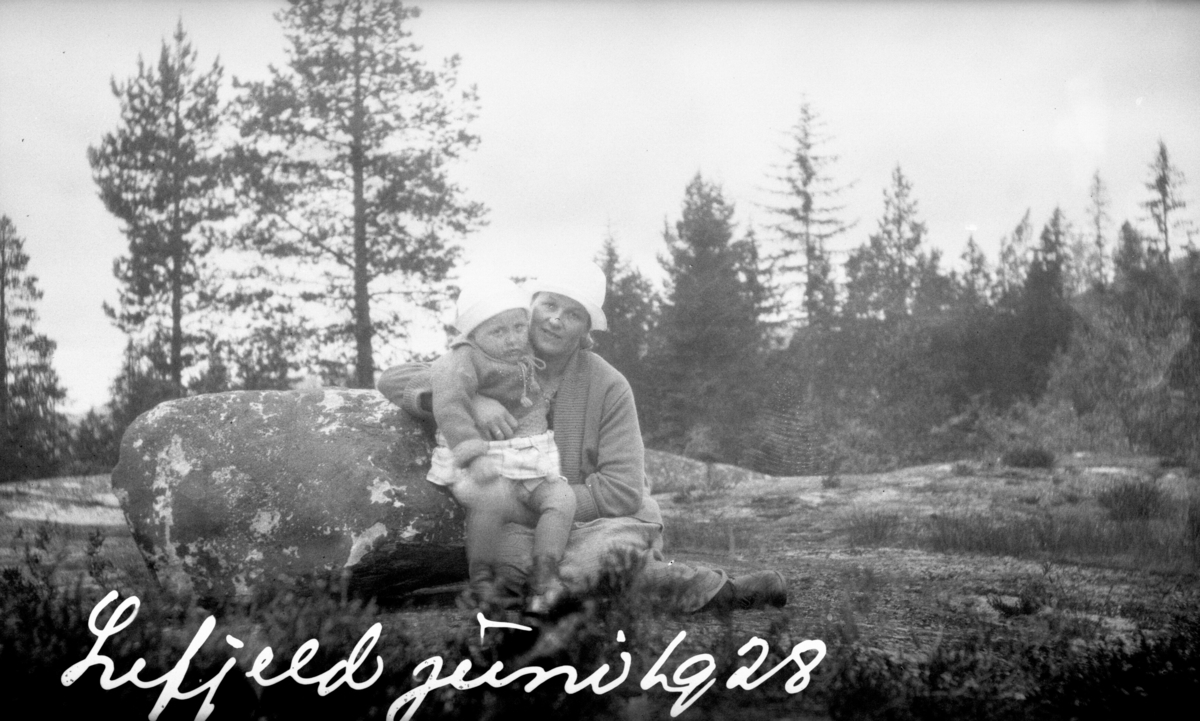 Tordis og mor Astrid Terjesen på Lifjell i 1928.  