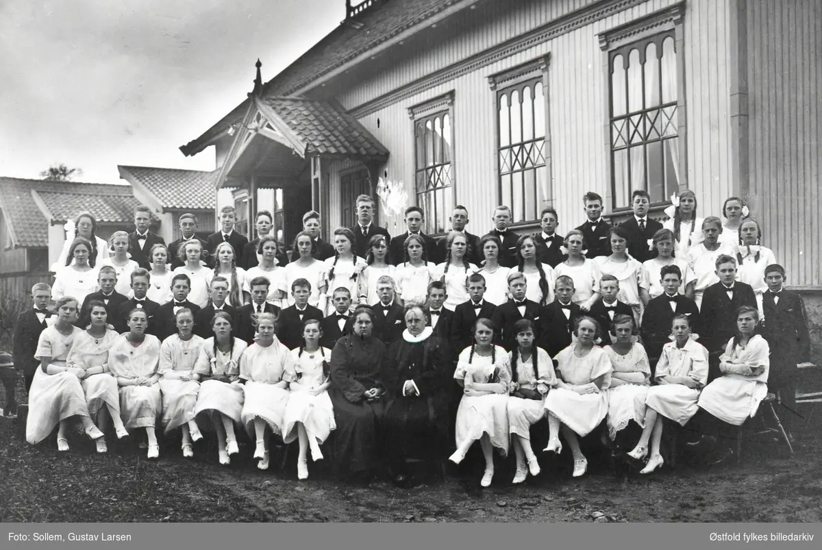 Konfirmanter ved Fredheim bedehus på Greåker i Tune 7. oktober 1923. Presten Schübeler og frue, til høyre for presten Randi Simensen, f. 1908, Greåker. Ingen flere navn.