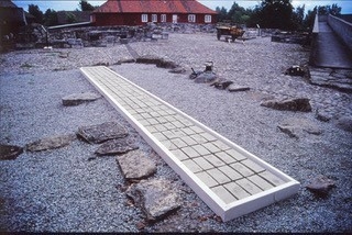 Mange teglsten danner ei rekke som er 7,5 m lang og 70 cm.bred. Har fotavtrykk fra besøkende på museet, deriblandt fotavtrykk av   daværende museumsdirektør Steinar Bjerkestarnd. Innkjøpt til museet i 2007. Kunstner Turid Haye.