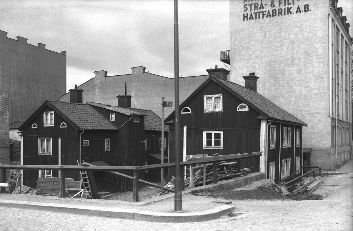 I hörnet av Ågatan-Hamngatan i Linköping stod ännu i slutet av 1930-talet dessa bägge trähus kvar invid framryckande och moderna höghus av sten och betong. Till vänster Hamngatan 16, till höger Ågatan 2. Det sistnämnda huset i skuggan av Ida Israelssons hattfabrik.