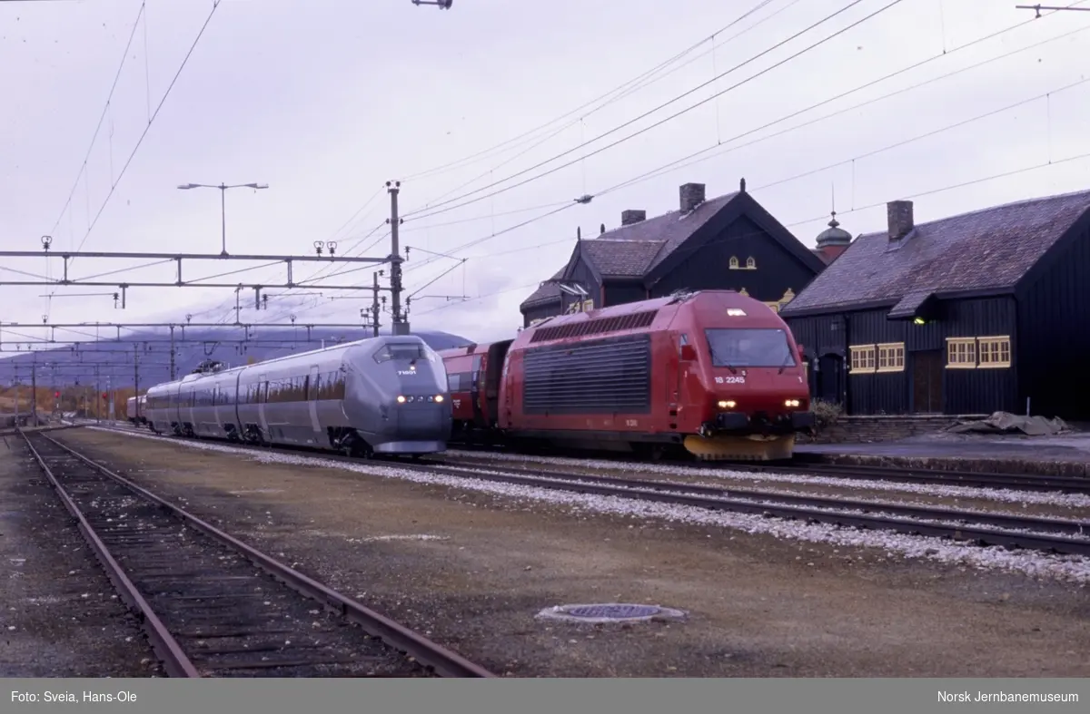 Flytogsett 71 01 med motorvogn BFM 71 101 fremst, i spor 2 på Hjerkinn stasjon i forbindelse med prøvekjøring mellom Hjerkinn og Fokstua stasjoner. I spor 1 elektrisk lokomotiv El 18 2245 med tog fra Trondheim til Oslo S