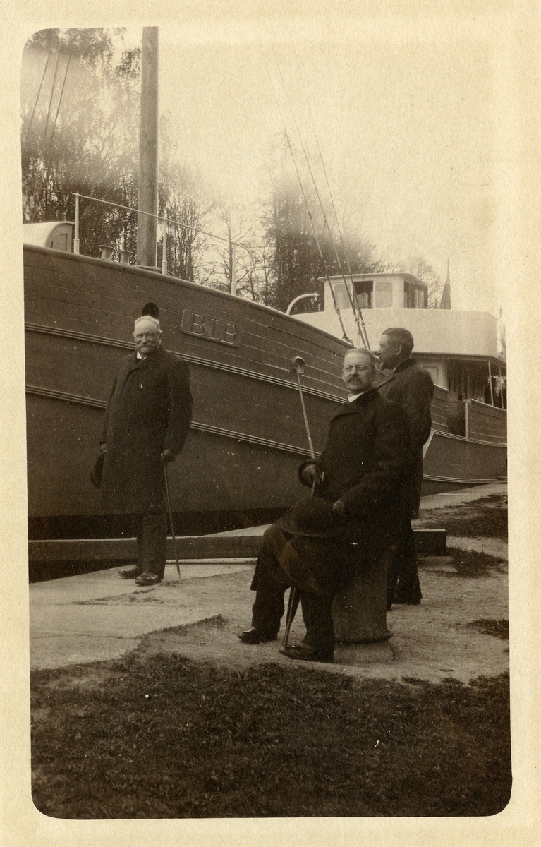 Fartyget BIB döps i Hjälmare kanal. Fartyget byggdes i Arboga och är döpt efter Bib Adelsköld, Claes Adelskölds dotter.