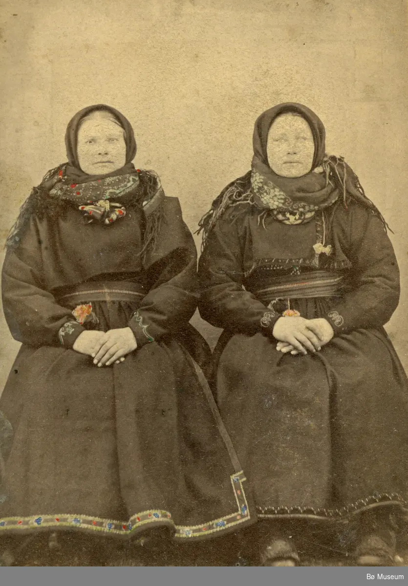 Foto av to kvinner i beltestakk i enkelt atelier. Dei er ukjente.