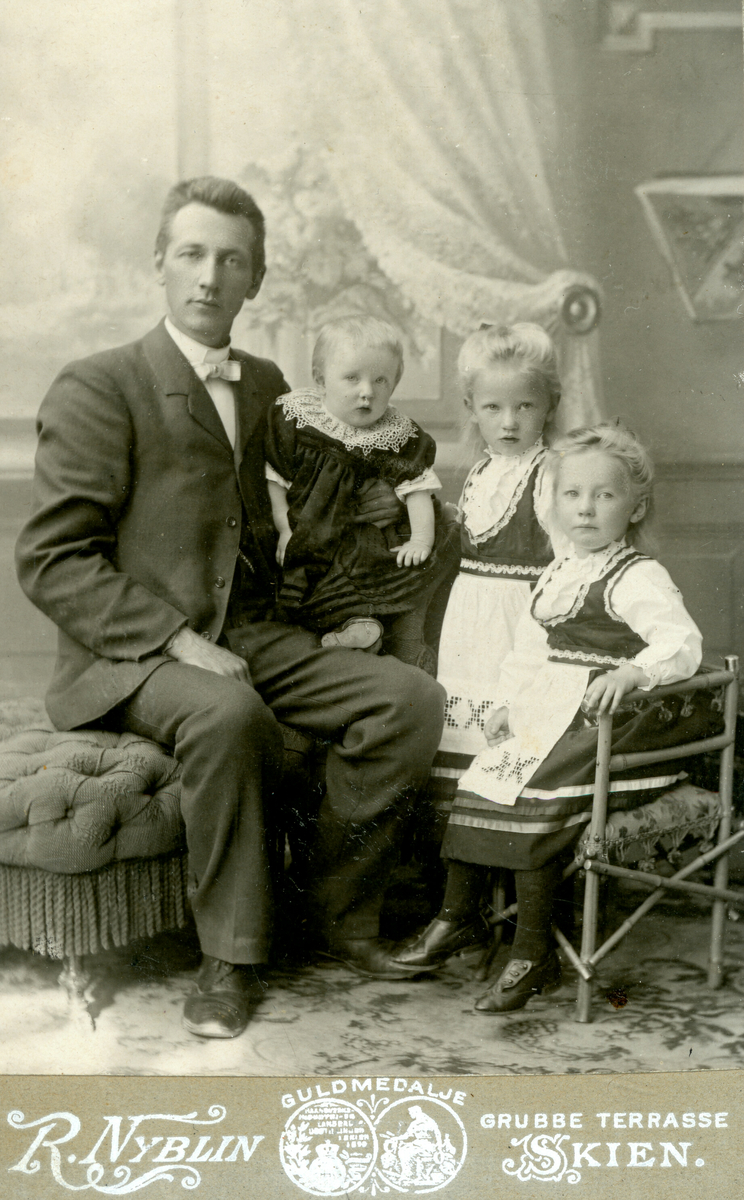 Olav Sannes, Drangedal, med jentene sine i fotoatelier
