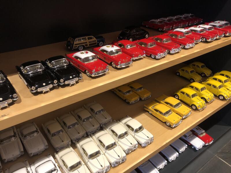 Diverse lekebiler i museumsbutikken