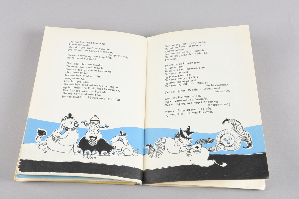 Bok med barnerin og -regler, illustrert med to-farga teikningar. Boka har shirting i ryggen og permar i stiv kartong. Unummererte sider.