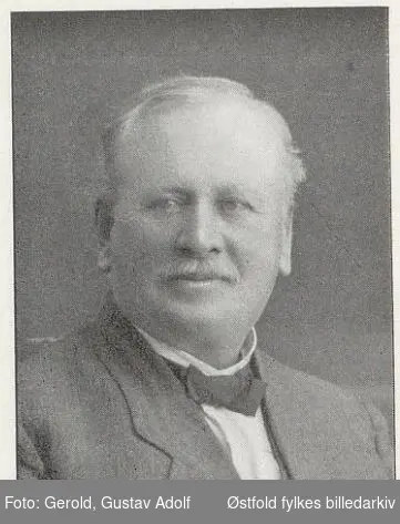 Portrett av Paul Lindemann. Ordfører i Tune 1896-1901. 
Eide Ise mølle i Varteig bl. a. kraftstasjon som ga strøm til vartingene.
Titulert som godseier.